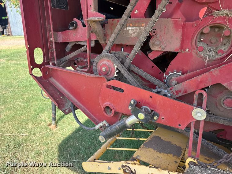 image for item FC4185 2007 New Holland BR780A round baler