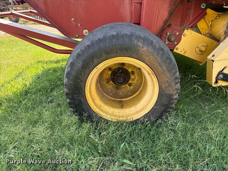 image for item FC4185 2007 New Holland BR780A round baler