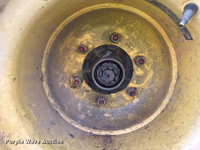 image for item FC4185 2007 New Holland BR780A round baler
