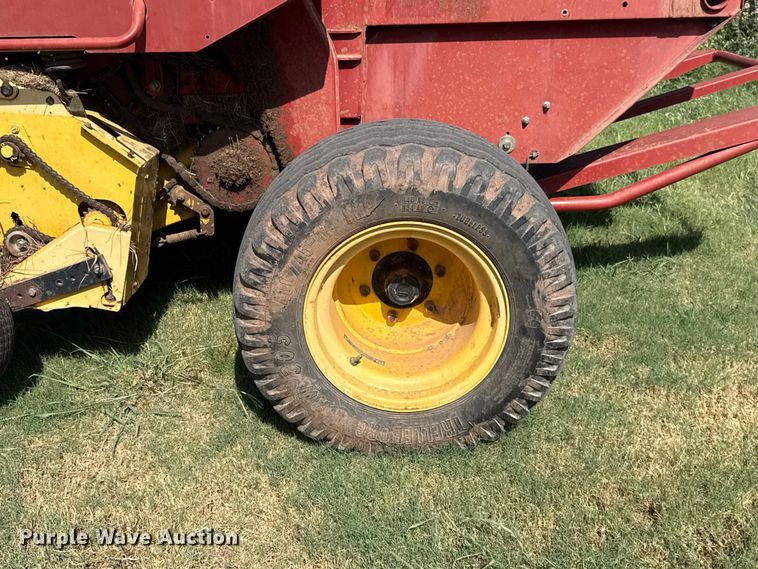 image for item FC4185 2007 New Holland BR780A round baler