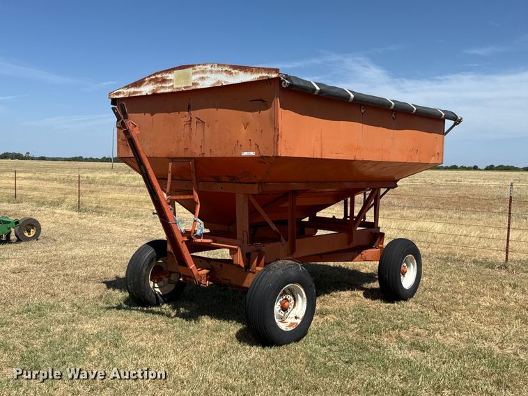 Bradford Industries T-10 gravity wagon