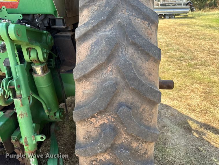 image for item FC4216 2011 John Deere 7215R MFWD tractor