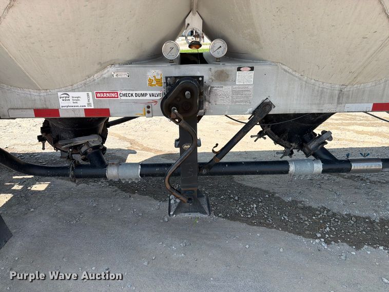 image for item FK3289 1985 Fruehauf FRUE tank trailer