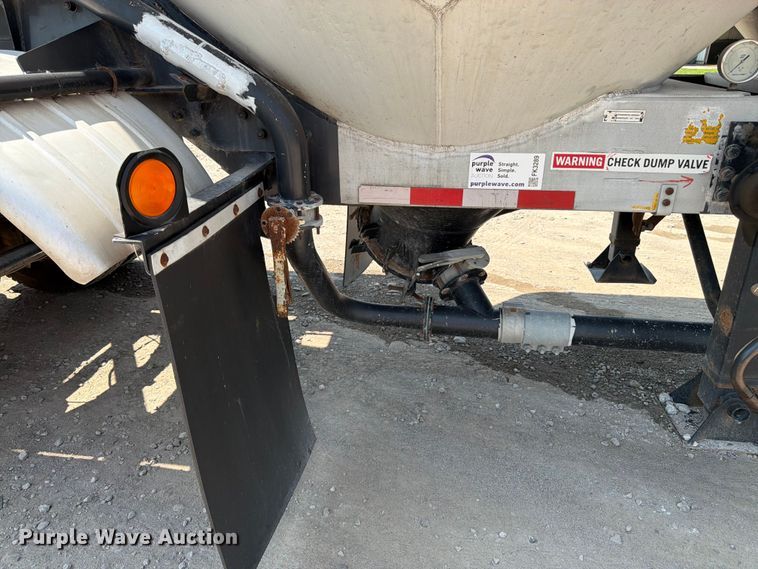 image for item FK3289 1985 Fruehauf FRUE tank trailer