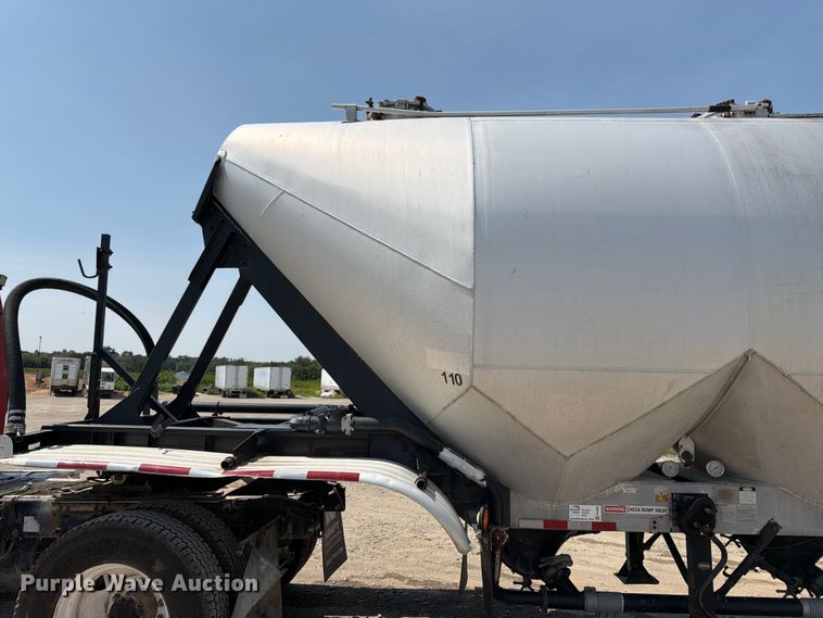 image for item FK3289 1985 Fruehauf FRUE tank trailer