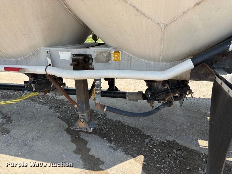 image for item FK3289 1985 Fruehauf FRUE tank trailer
