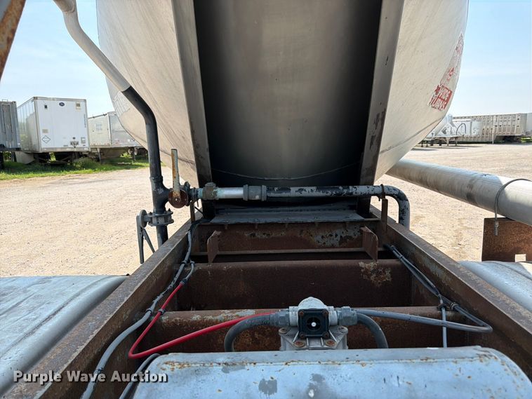 image for item FK3289 1985 Fruehauf FRUE tank trailer