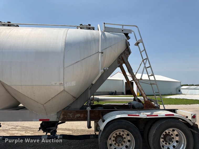 image for item FK3289 1985 Fruehauf FRUE tank trailer