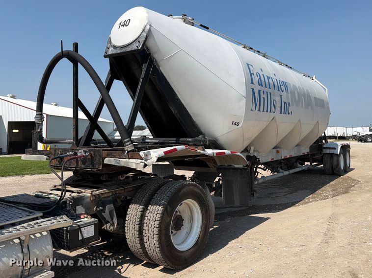1985 Fruehauf pneumatic dry bulk trailer