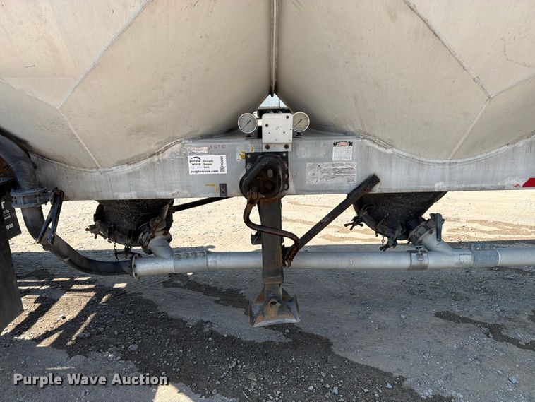 image for item FK3290 1985 Fruehauf pneumatic dry bulk trailer
