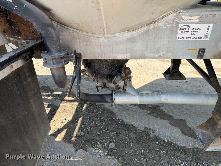 image for item FK3290 1985 Fruehauf pneumatic dry bulk trailer