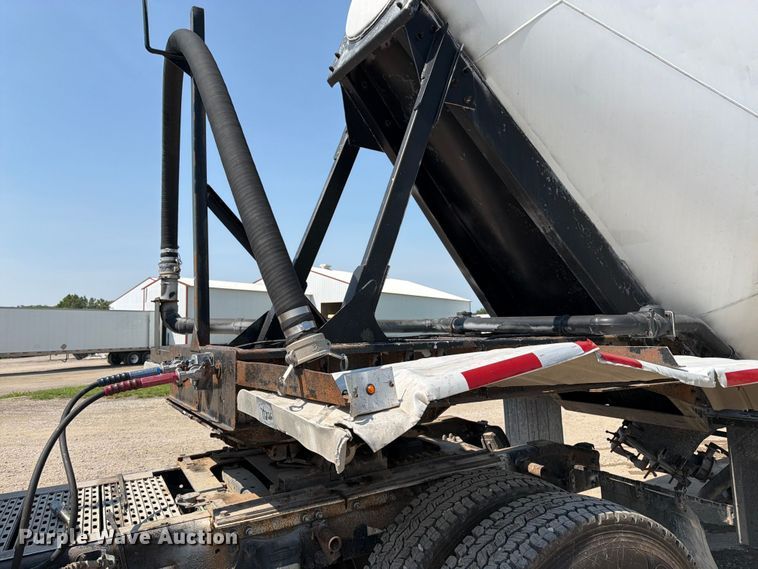 image for item FK3290 1985 Fruehauf pneumatic dry bulk trailer