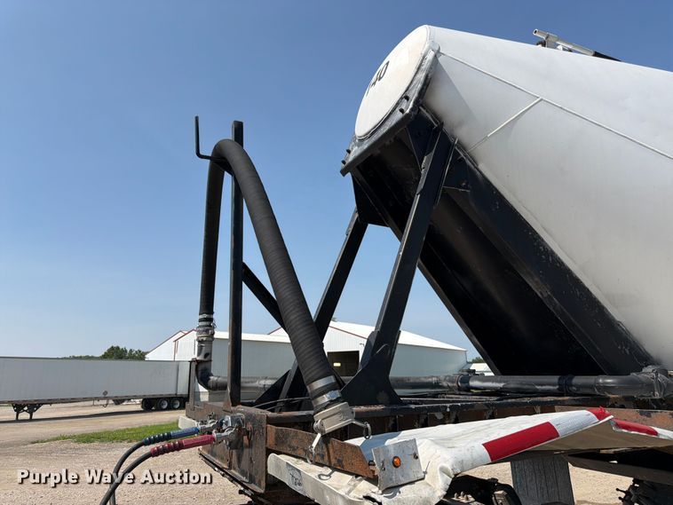image for item FK3290 1985 Fruehauf pneumatic dry bulk trailer