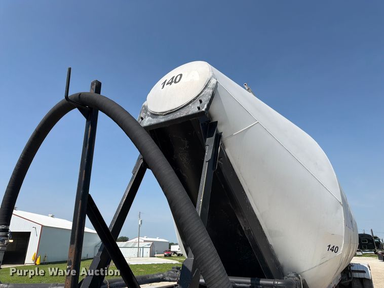 image for item FK3290 1985 Fruehauf pneumatic dry bulk trailer