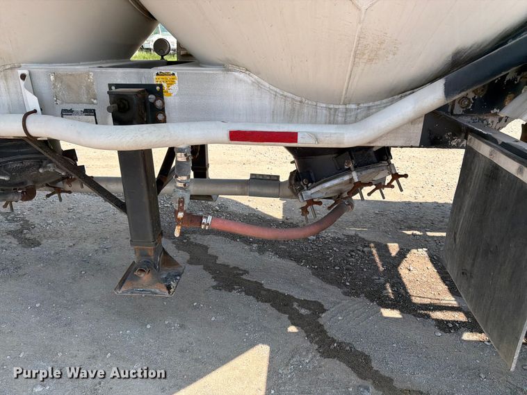 image for item FK3290 1985 Fruehauf pneumatic dry bulk trailer