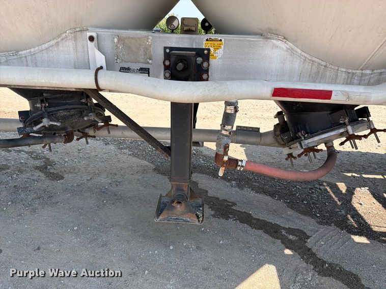 image for item FK3290 1985 Fruehauf pneumatic dry bulk trailer