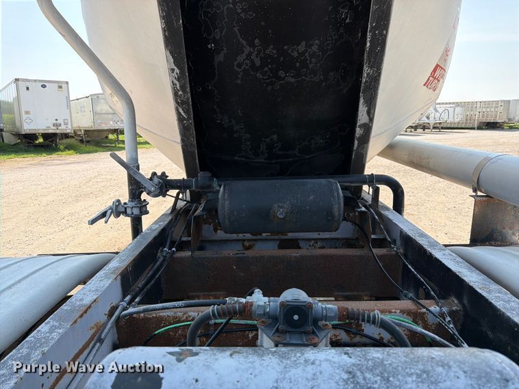 image for item FK3290 1985 Fruehauf pneumatic dry bulk trailer