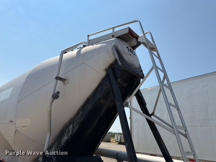 image for item FK3290 1985 Fruehauf pneumatic dry bulk trailer