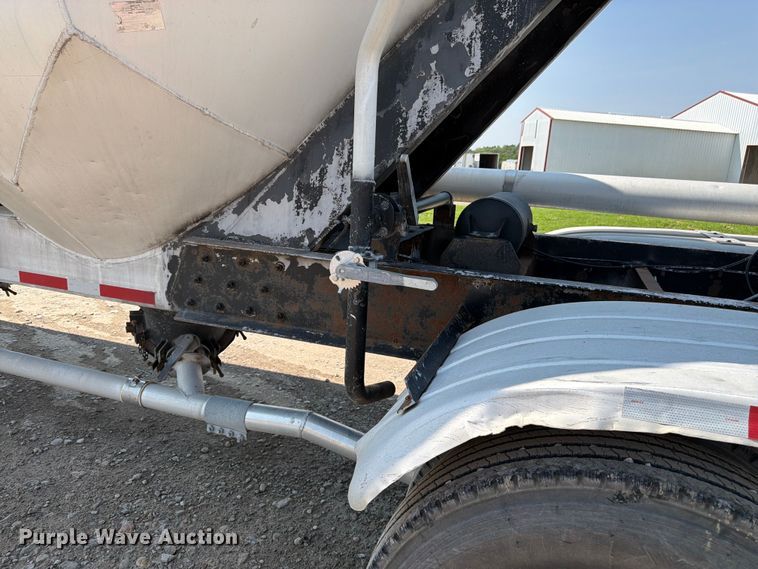 image for item FK3290 1985 Fruehauf pneumatic dry bulk trailer