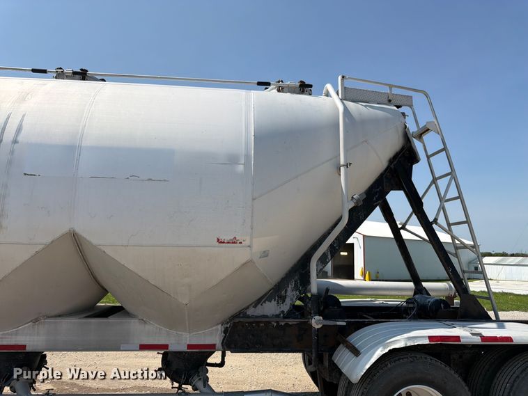 image for item FK3290 1985 Fruehauf pneumatic dry bulk trailer