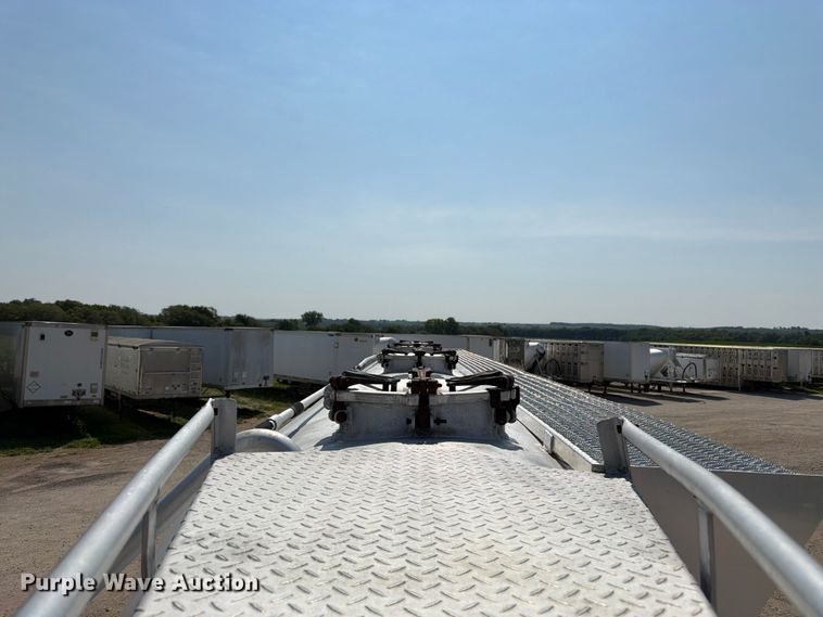 image for item FK3290 1985 Fruehauf pneumatic dry bulk trailer