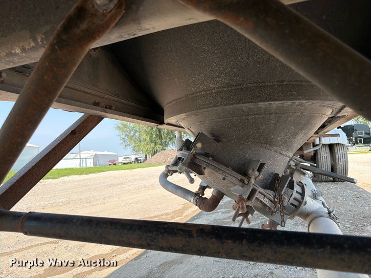 image for item FK3290 1985 Fruehauf pneumatic dry bulk trailer