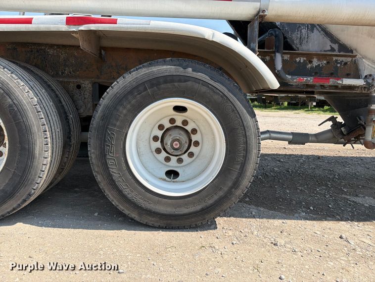 image for item FK3290 1985 Fruehauf pneumatic dry bulk trailer
