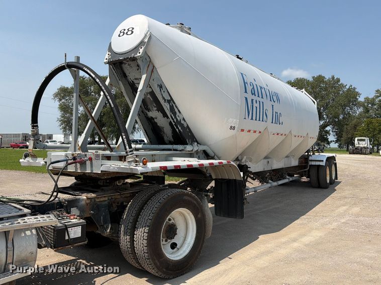 1985 Fruehauf pneumatic dry bulk trailer