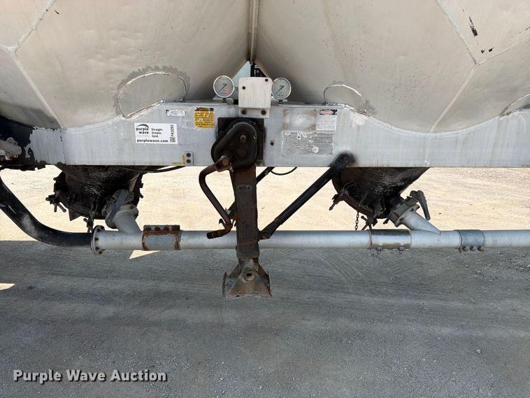 image for item FK3293 1985 Fruehauf pneumatic dry bulk trailer