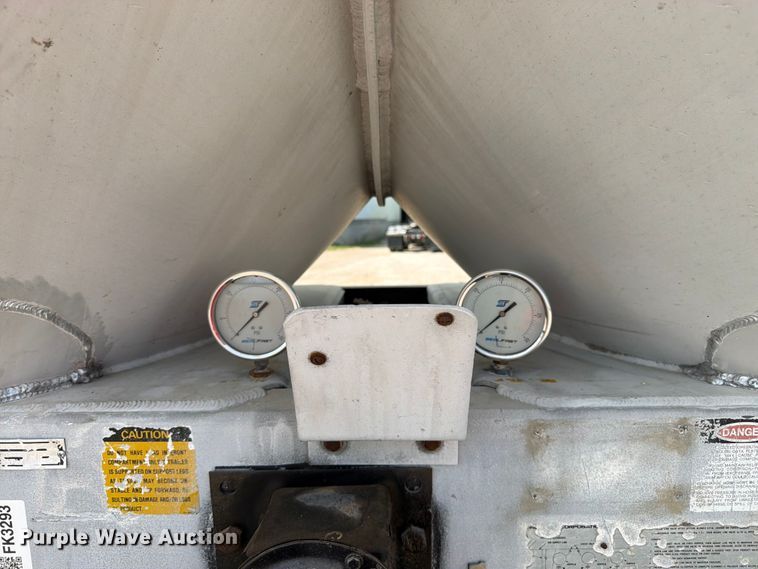 image for item FK3293 1985 Fruehauf pneumatic dry bulk trailer
