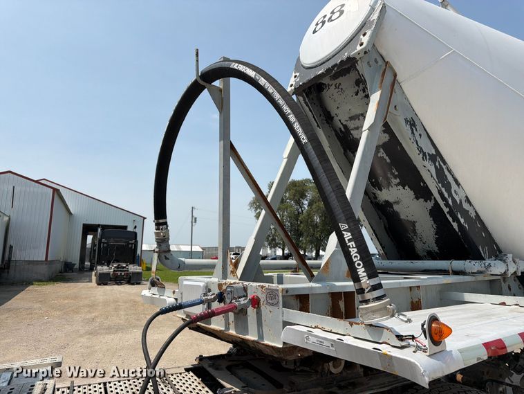 image for item FK3293 1985 Fruehauf pneumatic dry bulk trailer