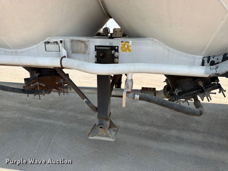 image for item FK3293 1985 Fruehauf pneumatic dry bulk trailer