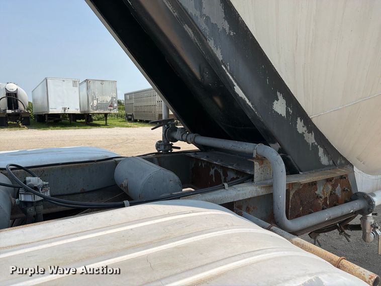 image for item FK3293 1985 Fruehauf pneumatic dry bulk trailer