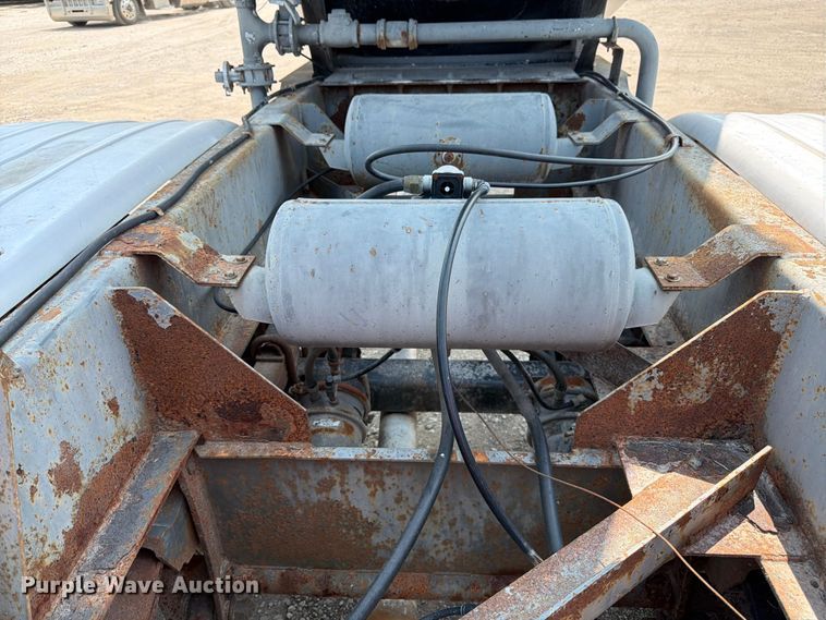 image for item FK3293 1985 Fruehauf pneumatic dry bulk trailer