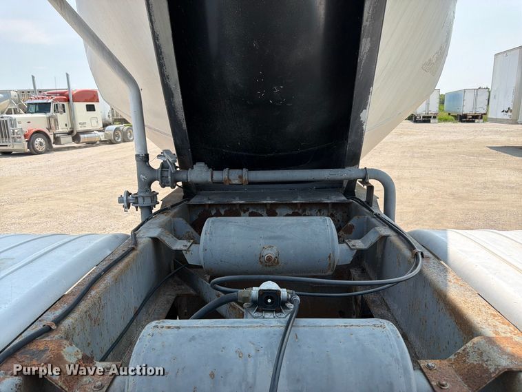 image for item FK3293 1985 Fruehauf pneumatic dry bulk trailer