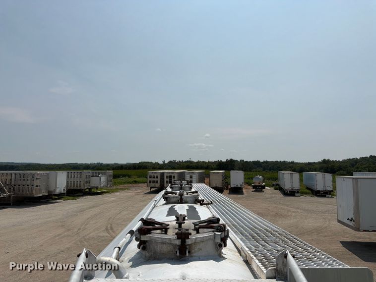 image for item FK3293 1985 Fruehauf pneumatic dry bulk trailer