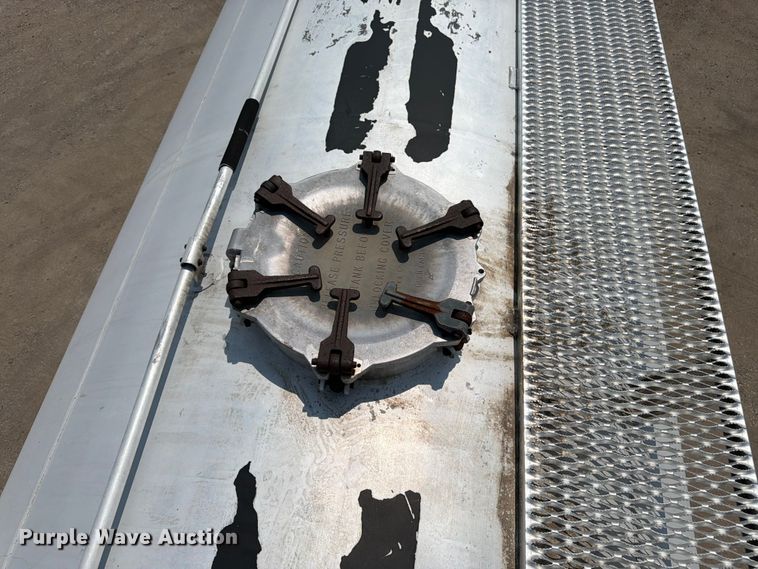 image for item FK3293 1985 Fruehauf pneumatic dry bulk trailer