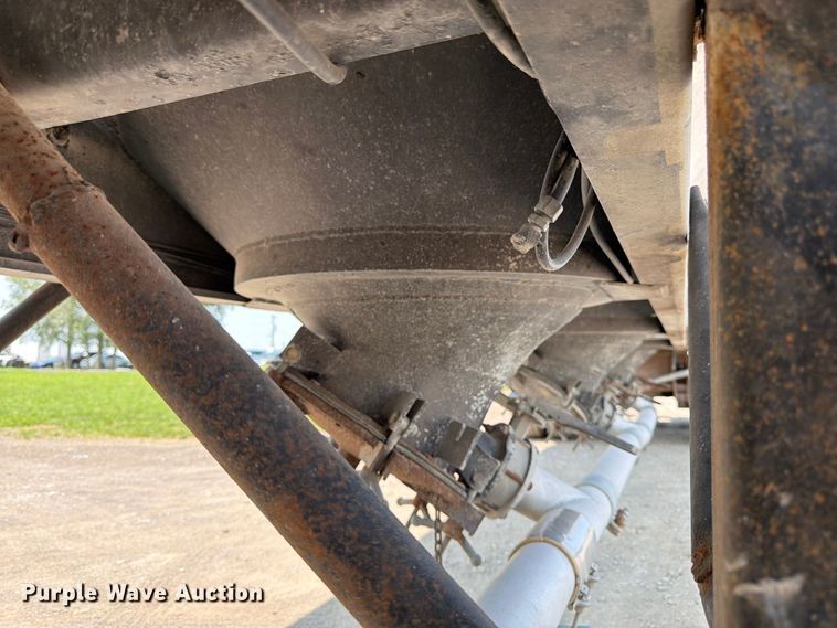image for item FK3293 1985 Fruehauf pneumatic dry bulk trailer