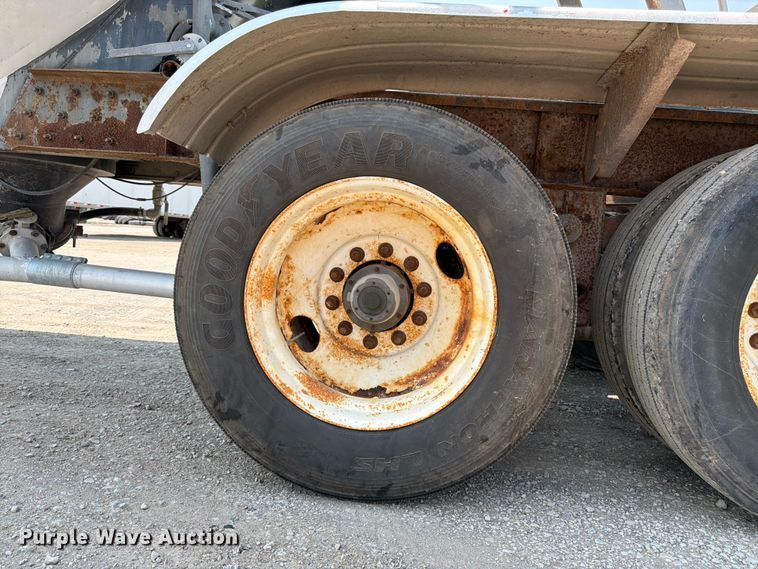 image for item FK3293 1985 Fruehauf pneumatic dry bulk trailer