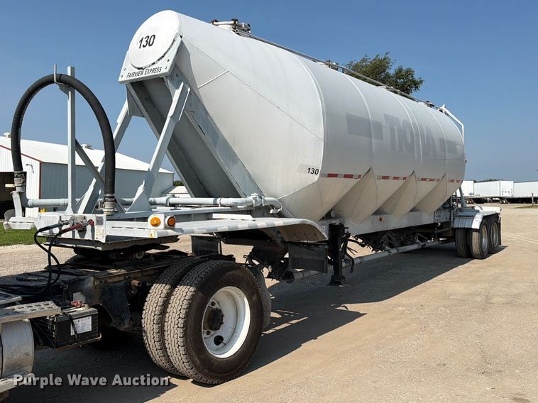 1985 Fruehauf pneumatic dry bulk trailer