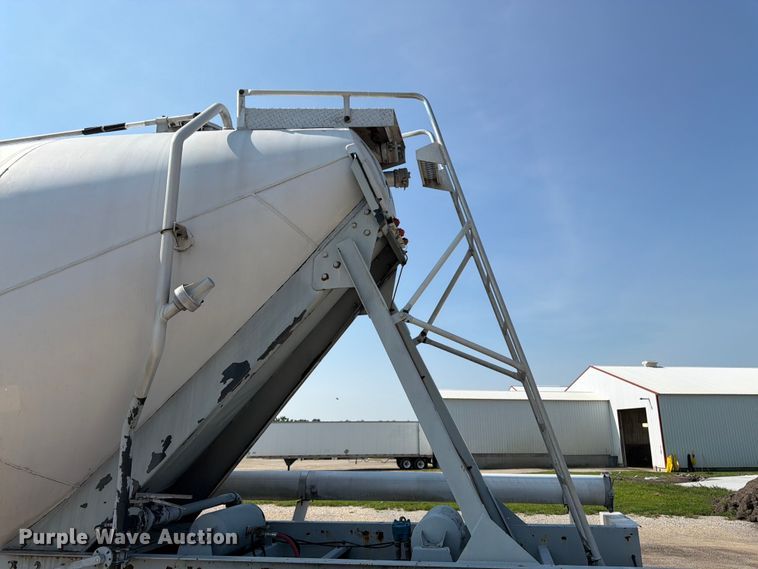 image for item FK3294 1985 Fruehauf pneumatic dry bulk trailer