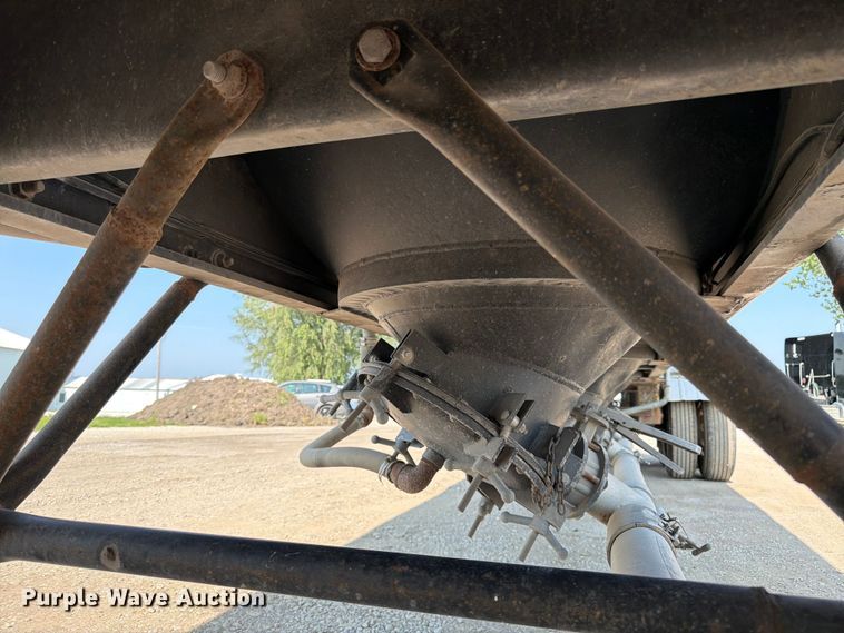 image for item FK3294 1985 Fruehauf pneumatic dry bulk trailer