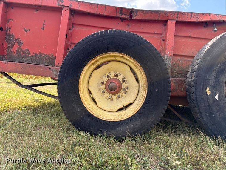 image for item FK3389 New Holland 790 manure spreader