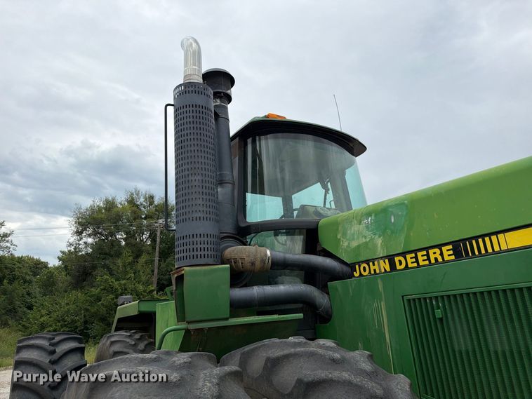 image for item FP4039 1989 John Deere 8760 4WD tractor