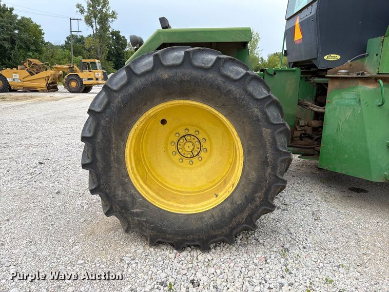 image for item FP4039 1989 John Deere 8760 4WD tractor