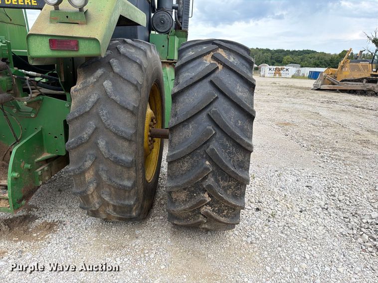 image for item FP4039 1989 John Deere 8760 4WD tractor