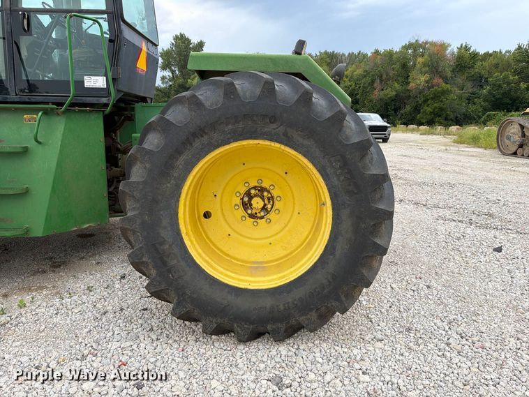image for item FP4039 1989 John Deere 8760 4WD tractor