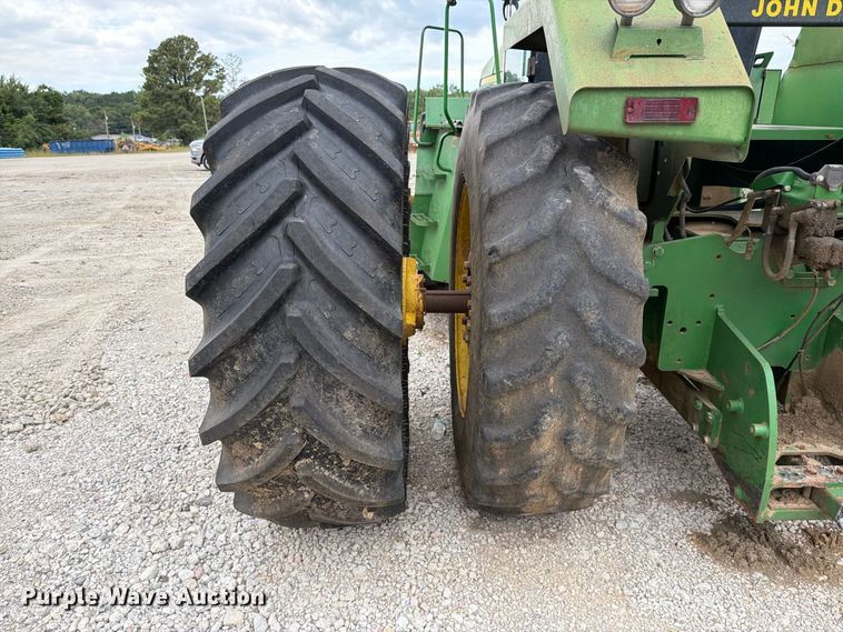 image for item FP4039 1989 John Deere 8760 4WD tractor