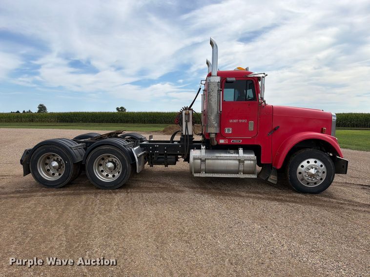 image for item FT6664 2002 Freightliner FLD120 semi truck