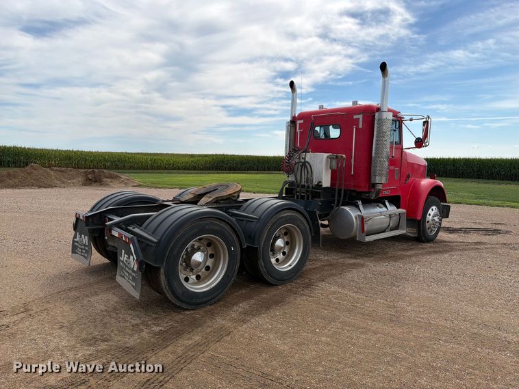 image for item FT6664 2002 Freightliner FLD120 semi truck